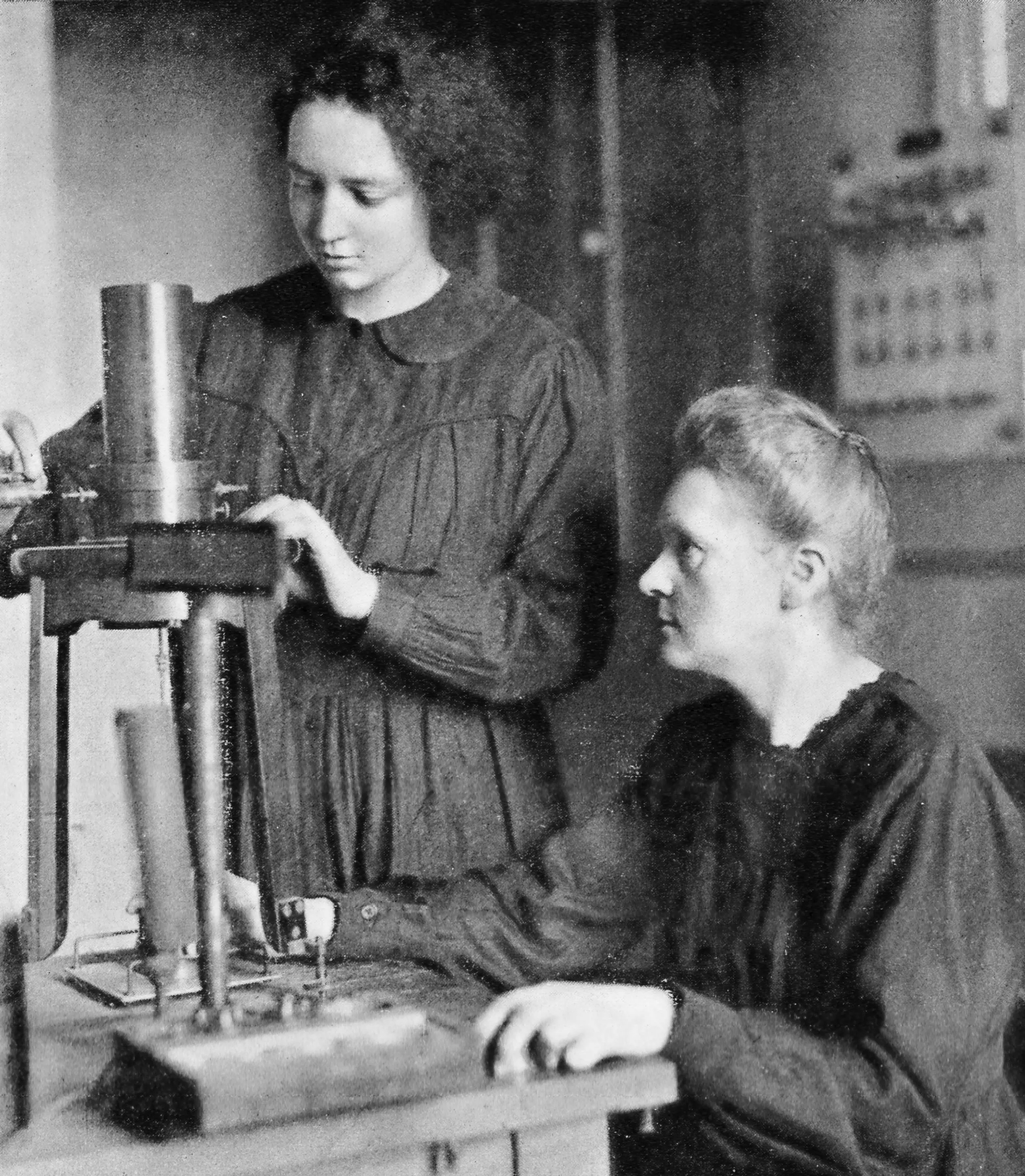 Maria Skłodowska-Curie z córką w laboratorium