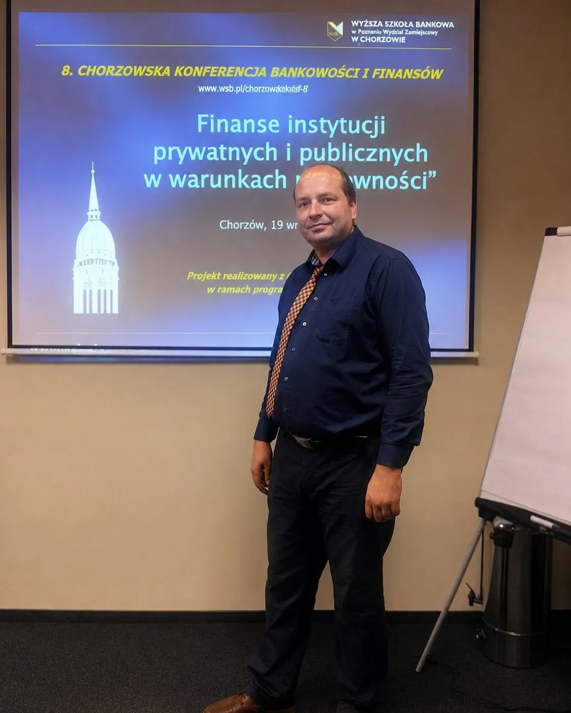 Marcin Stroński prowadzi prezentację o finansach instytucji prywatnych i publicznych na konferencji w Chorzowie