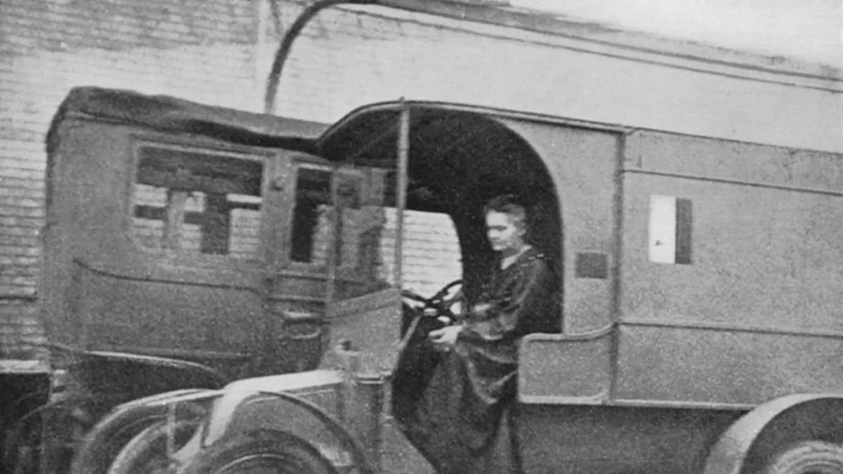 Maria Skłodowska-Curie w samochodzie radiologicznym