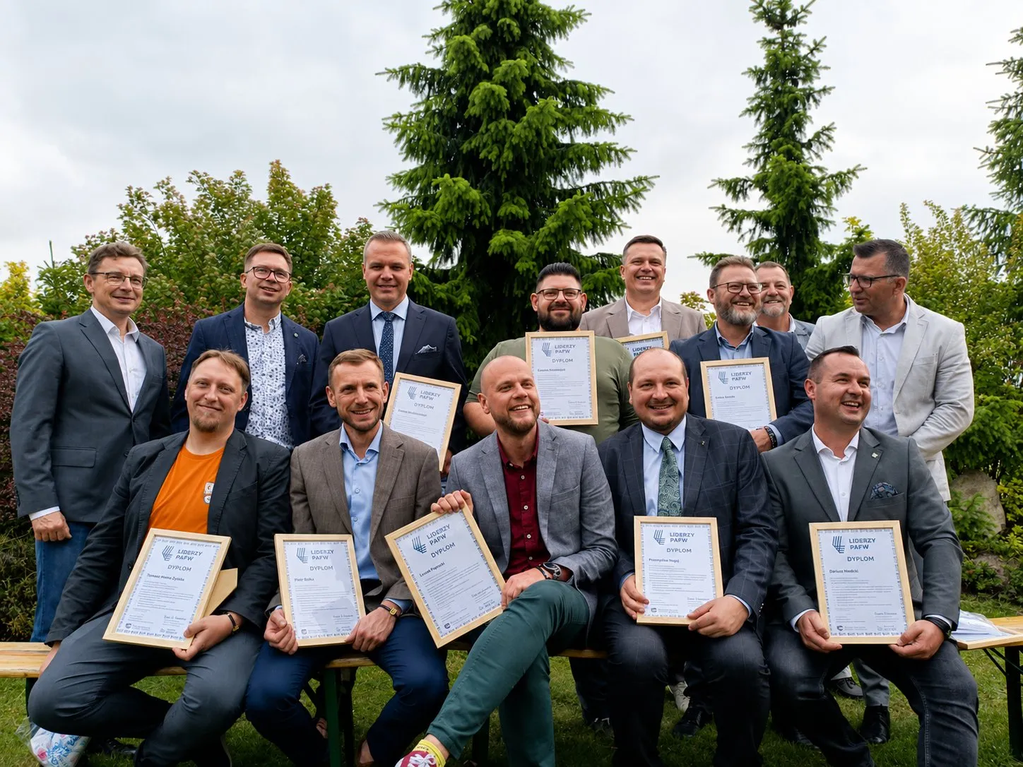 Uczestnicy szkolenia liderskiego z certyfikatami, zdjęcie grupowe w plenerze