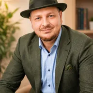 Portret Marcina Strońskiego w zielonym kapeluszu i marynarce
