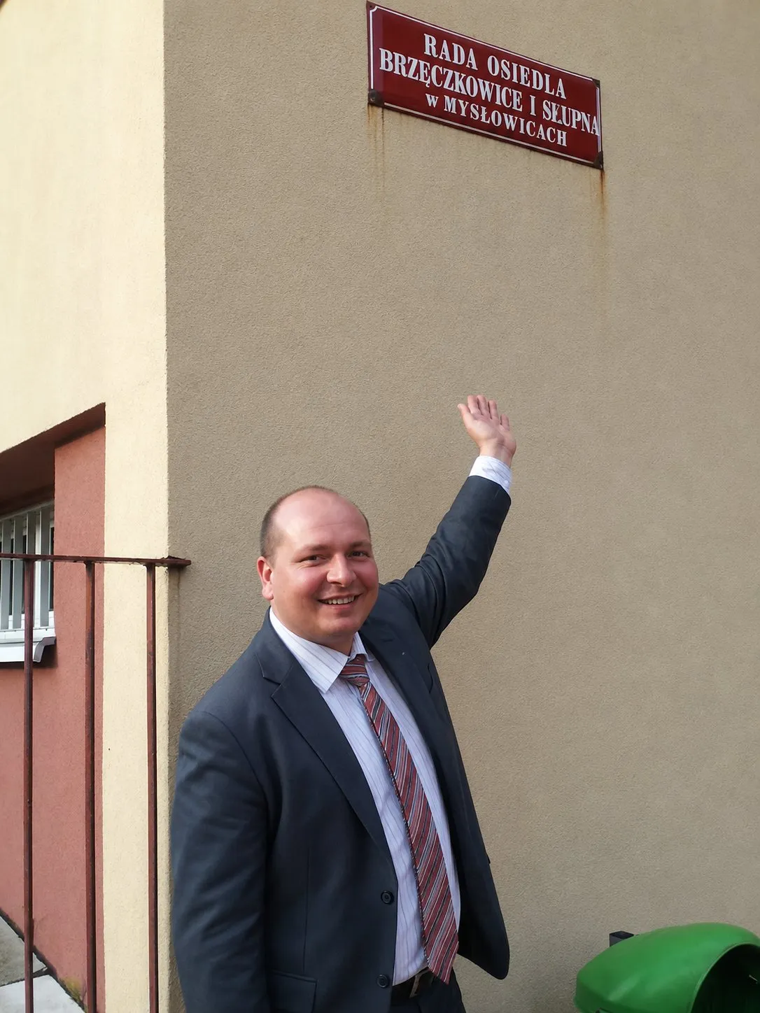 Marcin Stroński przy tablicy rady osiedla — współpraca z samorządem i mieszkańcami