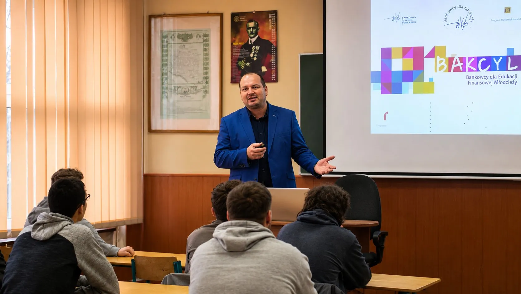 Marcin Stroński prowadzi zajęcia w sali wykładowej