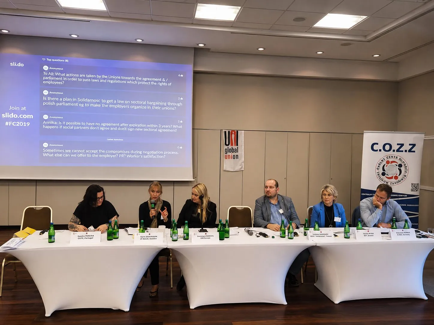 Spotkanie robocze przy długim stole — praca nad projektem z partnerami