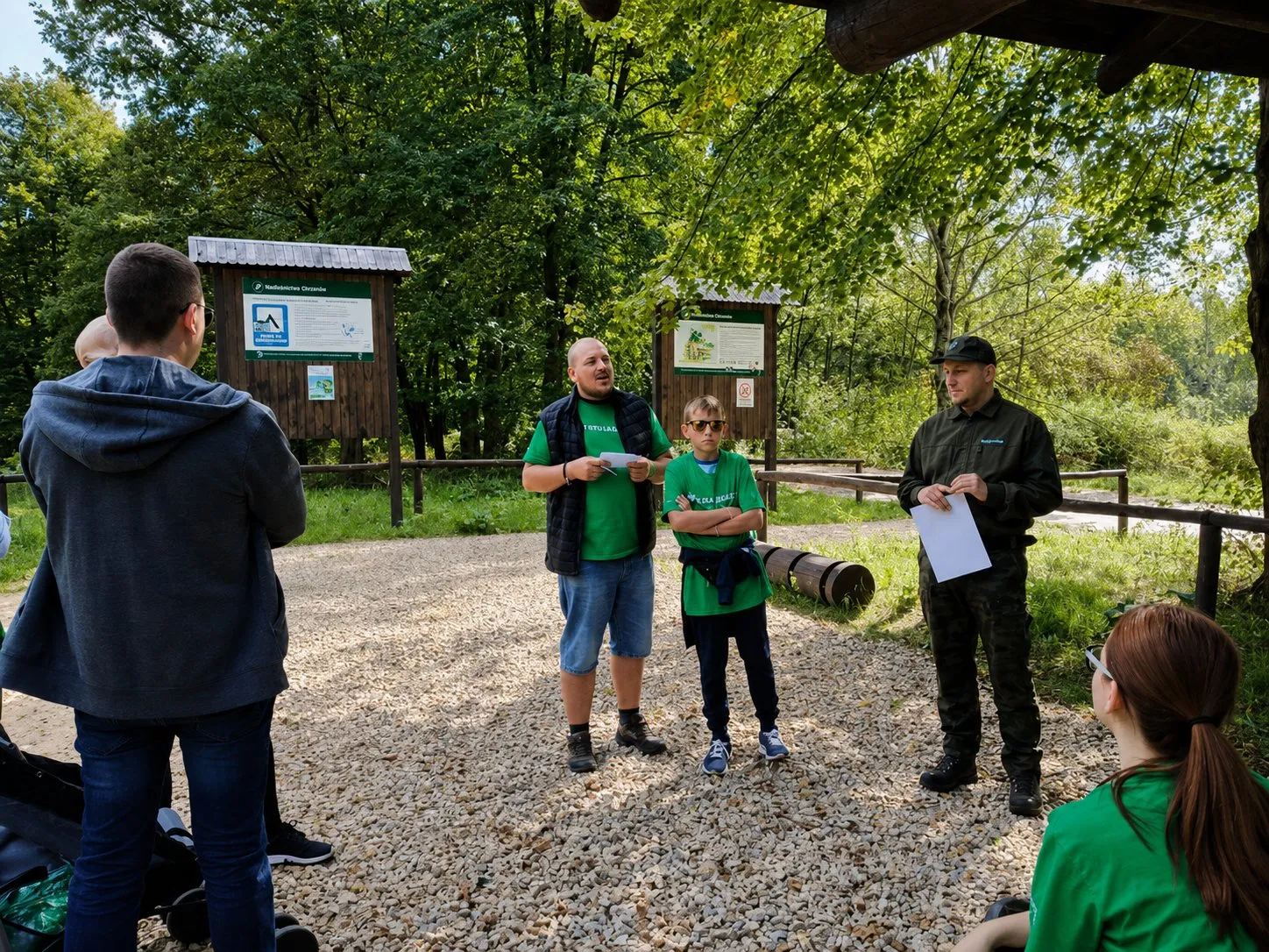 Spotkanie wolontariuszy w terenie, wśród zieleni