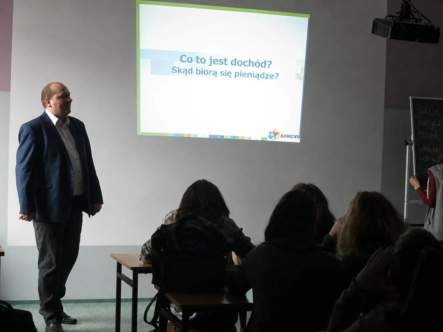 Marcin Stroński prowadzi wykład o dochodach i pieniądzach — edukacja finansowa młodych ludzi