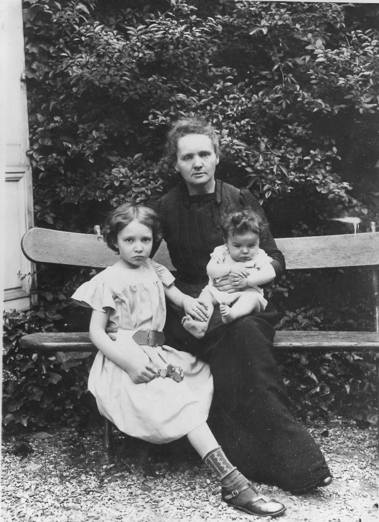 Maria Skłodowska-Curie z córkami
